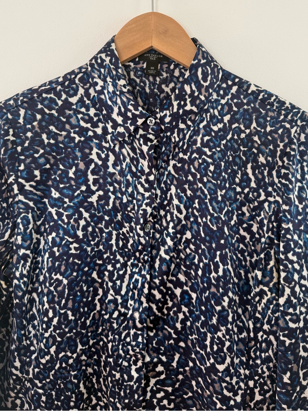 Ann Taylor Silk Stretch Blue Leopard Print Blouse Button-down Chic Size 10